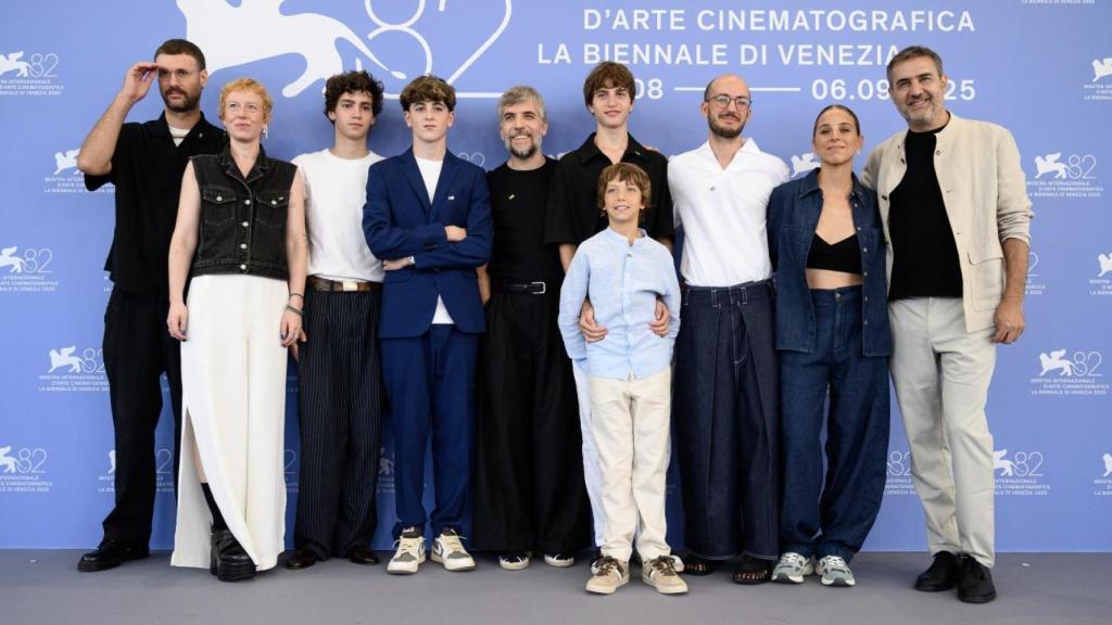 El equipo de la película 'Extraño río (Estrany riu)' [con Xavi Font a la izquierda] en la alfombra roja de la 82ª edición del Festival de Venecia, Italia.