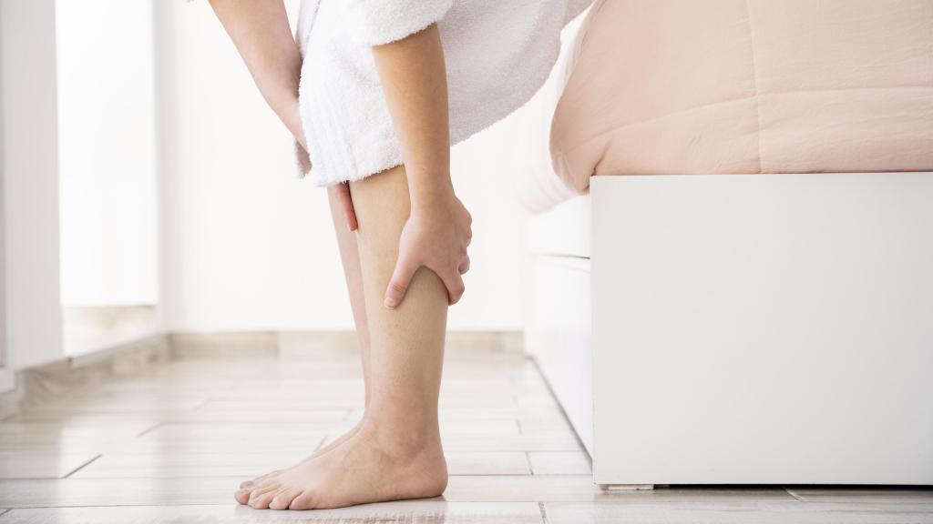 Imagen de archivo de una mujer con hinchazón en los tobillos.