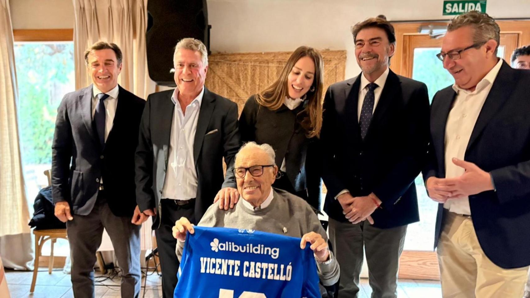 Enrique Ortiz, segundo por la izquierda, junto al presidente del Hércules, Carlos Parodi, el Alcalde de Alicante, Luis Barcala, y el presidente de la Diputación de Alicante, Toni Pérez, entregando una camiseta a Vicente Castelló, fundador del restaurante Nou Manolí.
