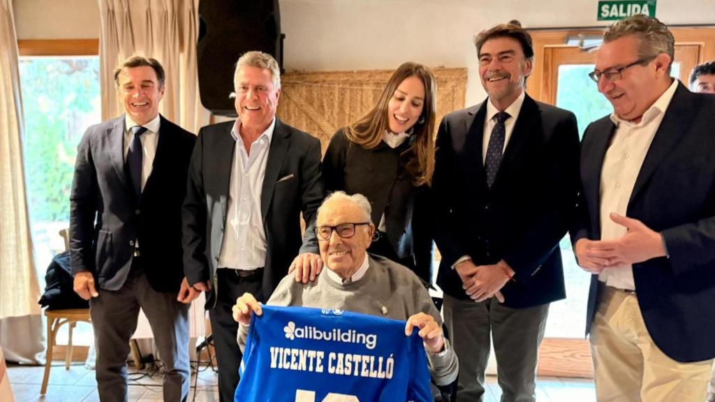 Enrique Ortiz, segundo por la izquierda, junto al presidente del Hércules, Carlos Parodi, el Alcalde de Alicante, Luis Barcala, y el presidente de la Diputación de Alicante, Toni Pérez, entregando una camiseta a Vicente Castelló, fundador del restaurante Nou Manolí.