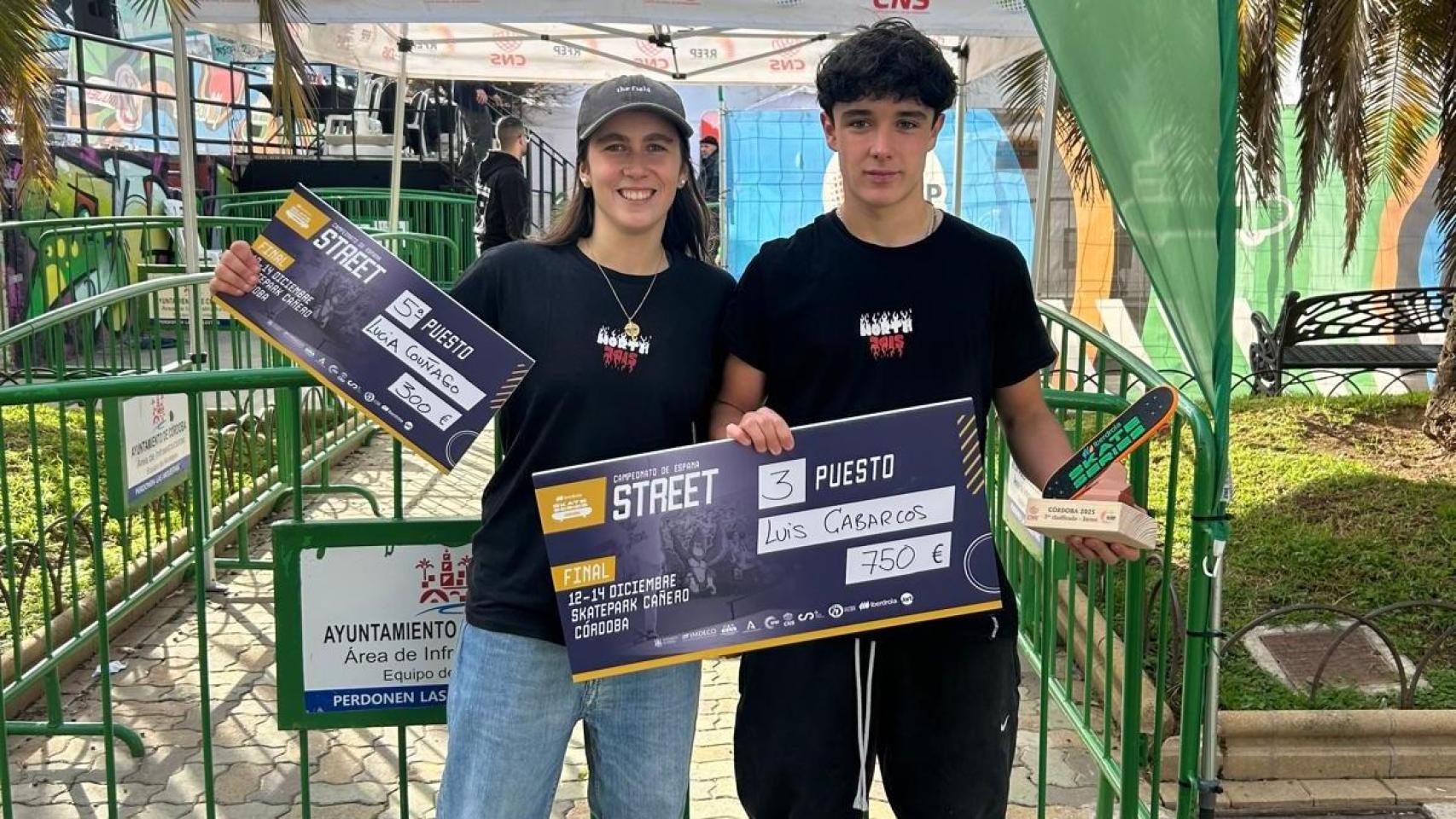 Luis posa con su premio junto a su compañera del club Northisde Skatepark Coruña Lucía Couñago Queijeiro