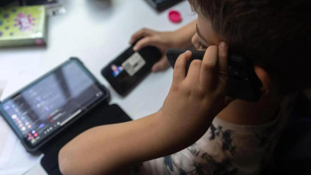 El uso de pantallas en la infancia se ha relacionado con déficits en las habilidades de lectura.