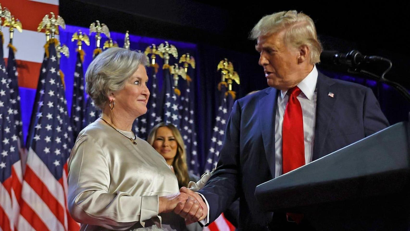 Susan Wiles, la jefa de gabinete de la Casa Blanca, junto a Donald Trump en su celebración de victoria el 5 de noviembre en Florida.