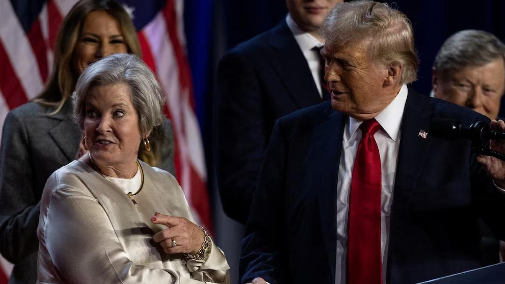Susan Wiles, la jefa de gabinete de la Casa Blanca, junto a Donald Trump en su celebración de victoria el 5 de noviembre en Florida.