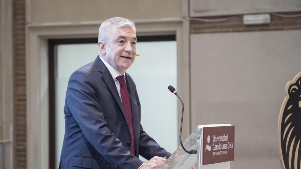 Luis Garicano durante su conferencia sobre 'Libertad y Mercados' en la Universidad Camilo José Cela (UCJC).