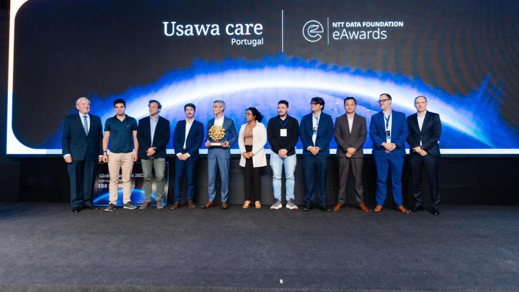 Los finalistas y el ganador de la edición de 2025 junto a Roberto Dañino, presidente de NTT Data Foundation, a la izquierda, y César Campos, CEO de NTT Data Perú, a la derecha.