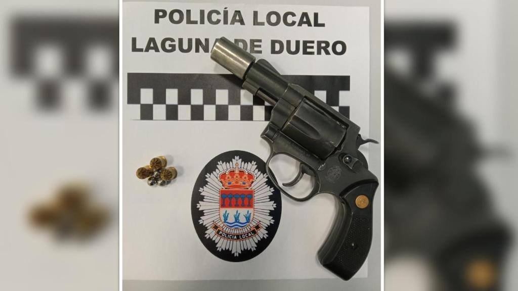 Imagen del revólver requisado por la Policía Local de Laguna de Duero