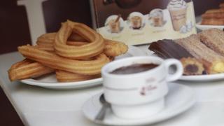 Imagen de archivo de unos churros con chocolate.