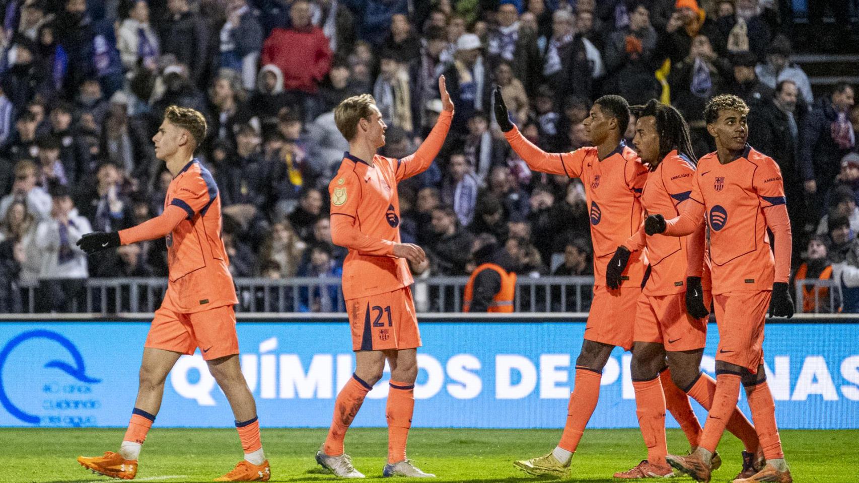 Los jugadores del Barça celebran el gol de Rashford.
