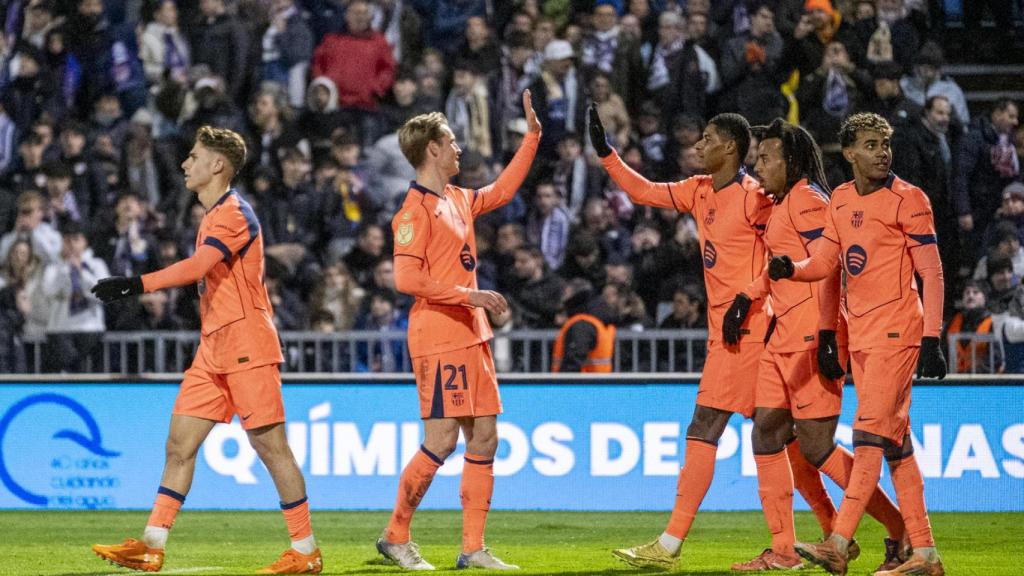 Los jugadores del Barça celebran el gol de Rashford.