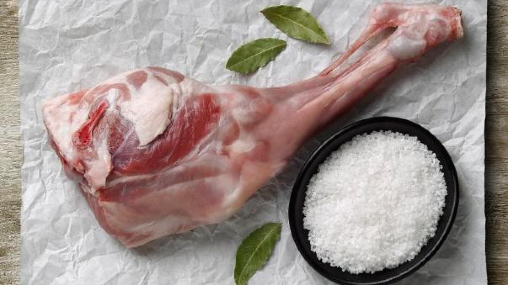 Una pierna de cordero lechal.