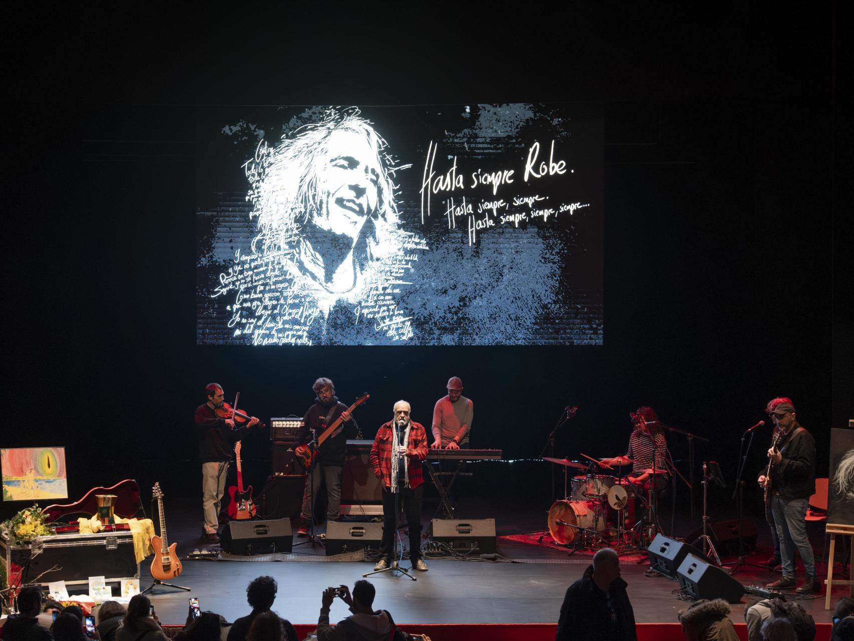 Miles de personas despiden a Robe en Plasencia en un emotivo homenaje