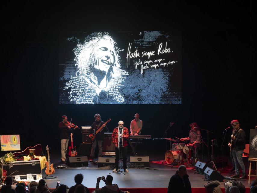 Miles de personas despiden a Robe en Plasencia en un emotivo homenaje