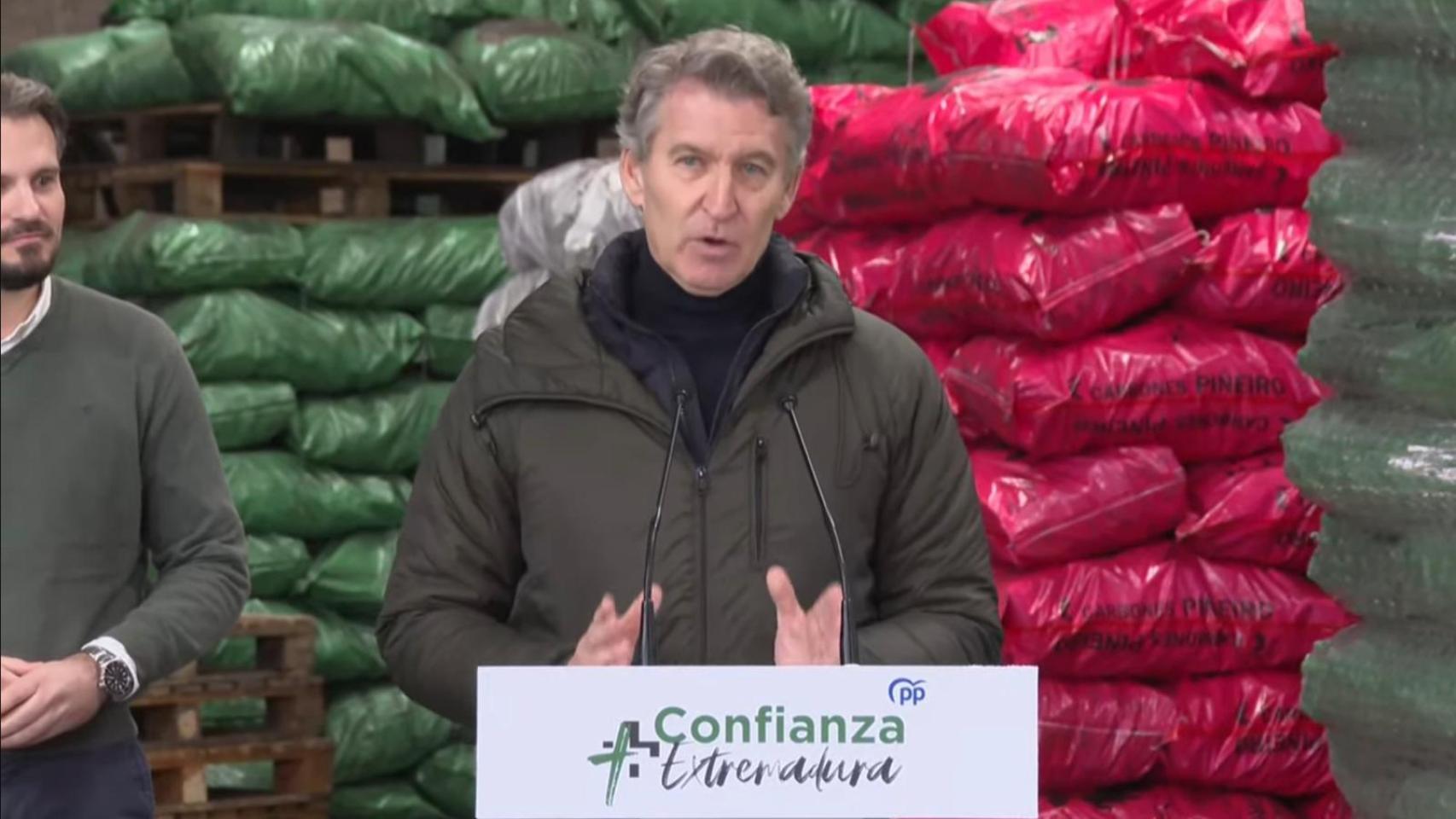 Alberto Núñéz Feijóo, presidente del PP, en un acto electoral en Zahínos (Badajoz) este martes.