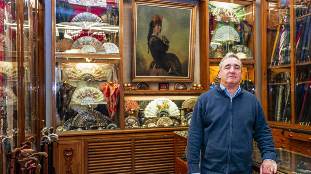 Javier Llerandi en Casa de Diego con el cuadro de su abuela.