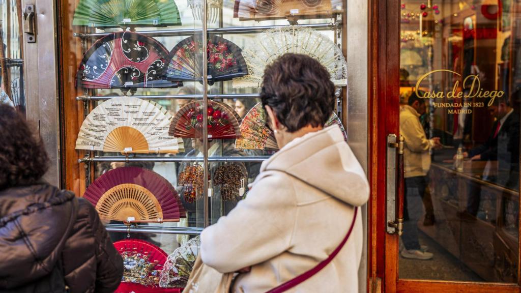 Clientas mirando el escaparate de Casa de Diego en Sol.