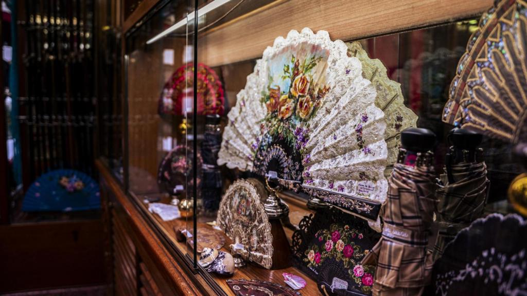 Sus ventas se centran en los abanicos y los paraguas, aunque también tienen bastones y mantones.