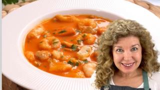 Carmen, cocinera y su receta, fácil y barata, de sopa de marisco.