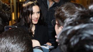 La cantante firmando autógrafos durante la promoción de su nuevo proyecto.