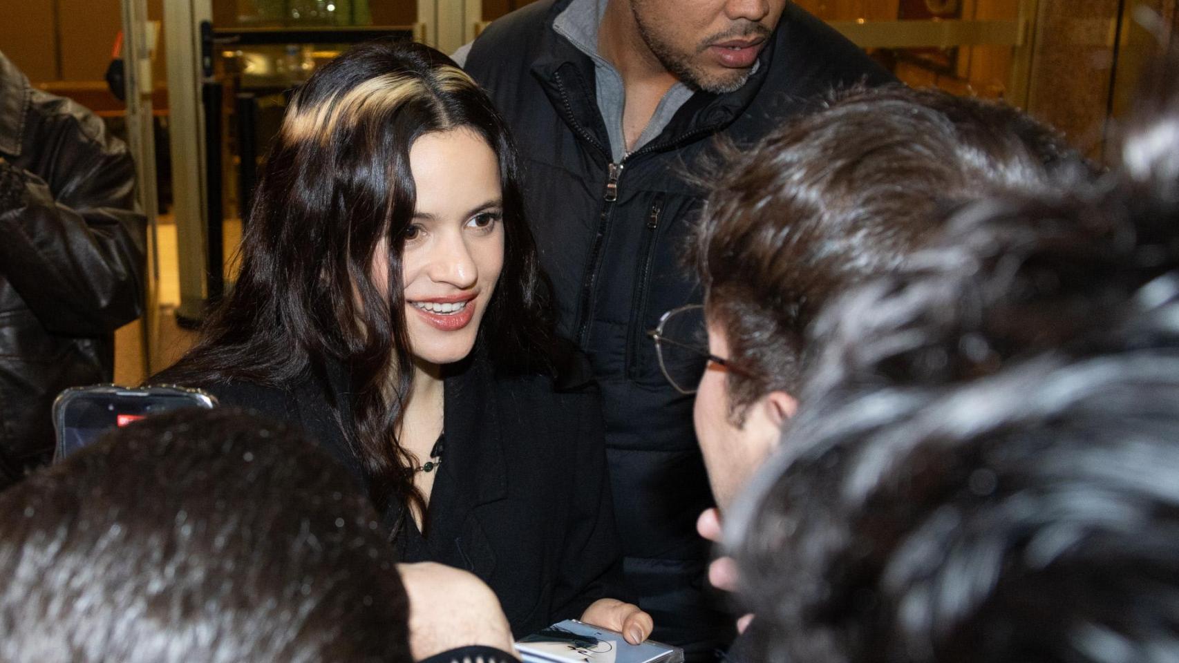 La artista firmando autógrafos durante la promoción de su nuevo proyecto.