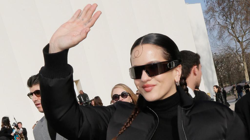 La artista influye en diversos ámbitos sociales, como la moda. Aquí, a su llegada a un desfile de Dior.