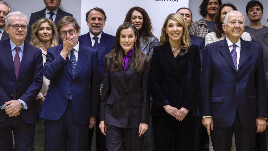 La Reina, acompañada por, entre otros, por el vicepresidente de la Fundación fad Juventud, Pablo Isla y por el presidente de la entidad, José Ignacio Goirigolzarri.