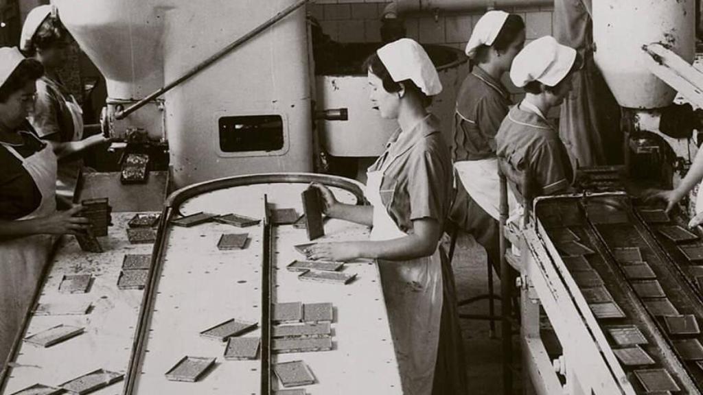 Primer artilugio de moldeo y desmoldeo automático.