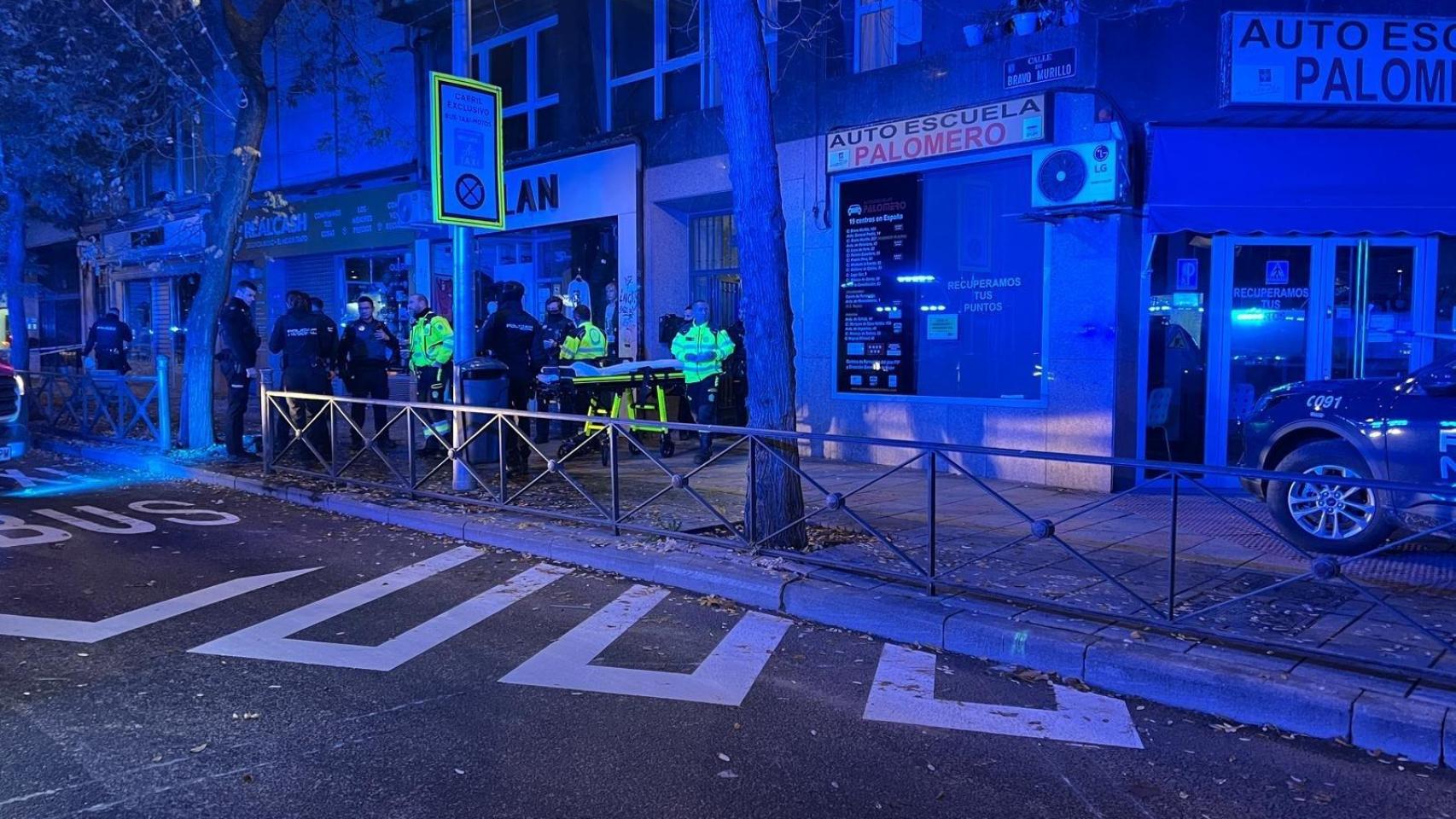 Policía y personal de Emergencias en el lugar de la muerte de la mujer en Madrid.