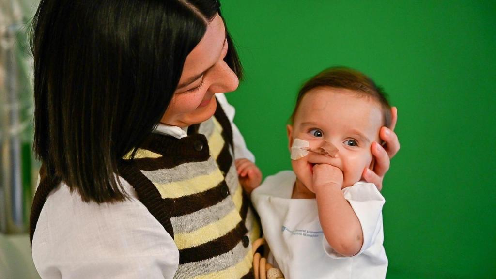 La pequeña Mariami, de siete meses, en brazos de su madre, Maka Dandurishvili, sonríe después del trasplante.