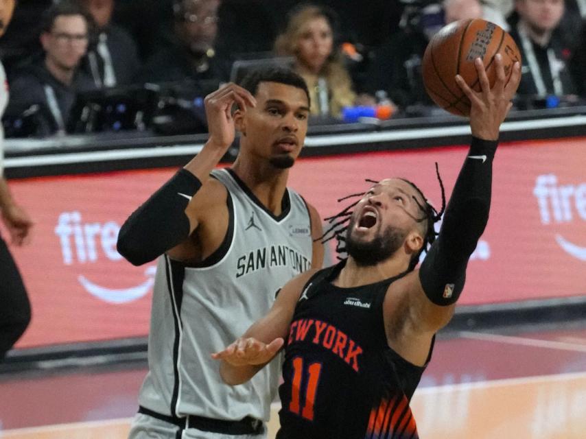 Jalen Brunson, frente a Victor Wembanyama en la final de la NBA Cup 2025