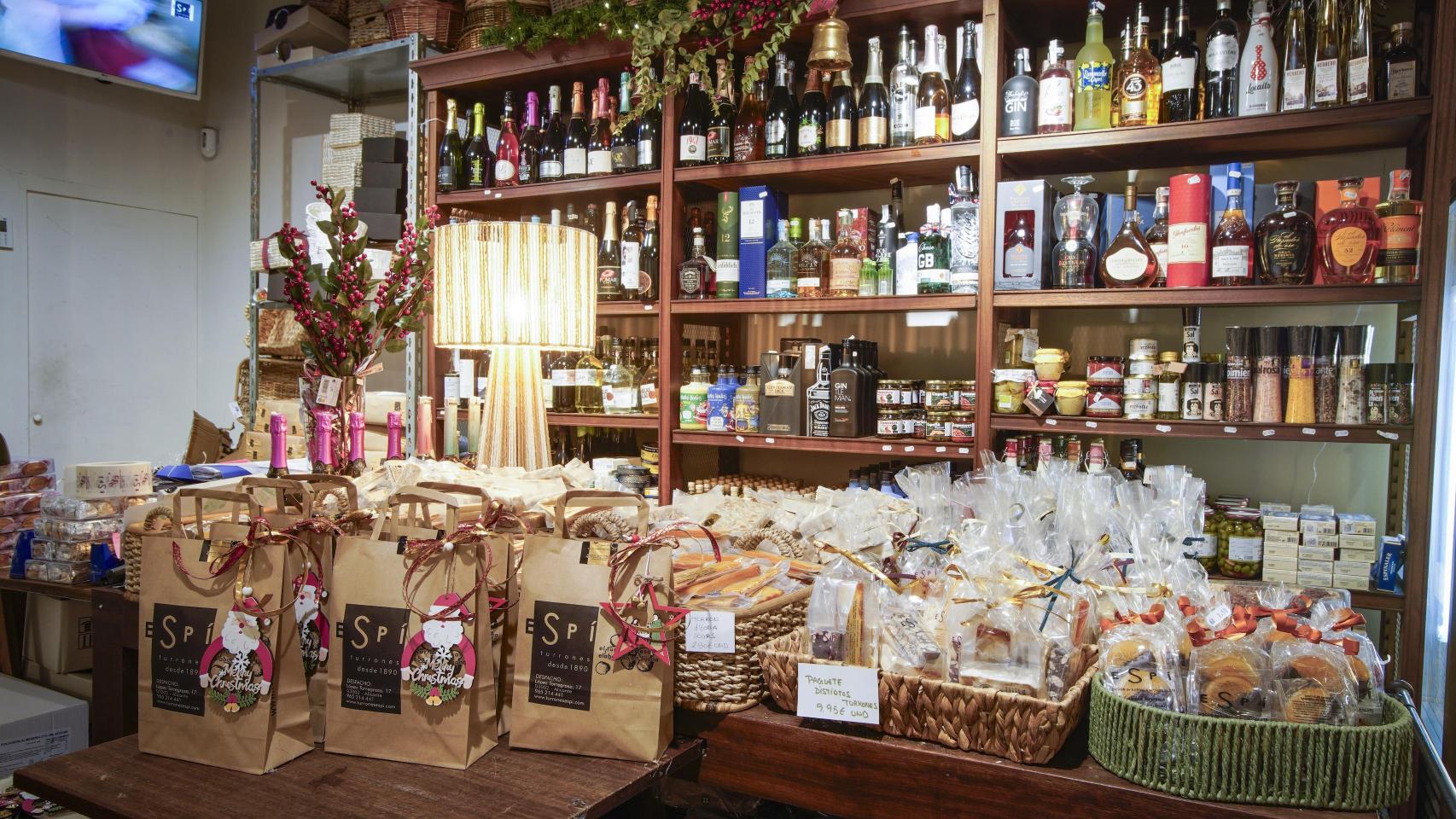 El interior de la tienda en Alicante, con paquetes ya listos para enviar.