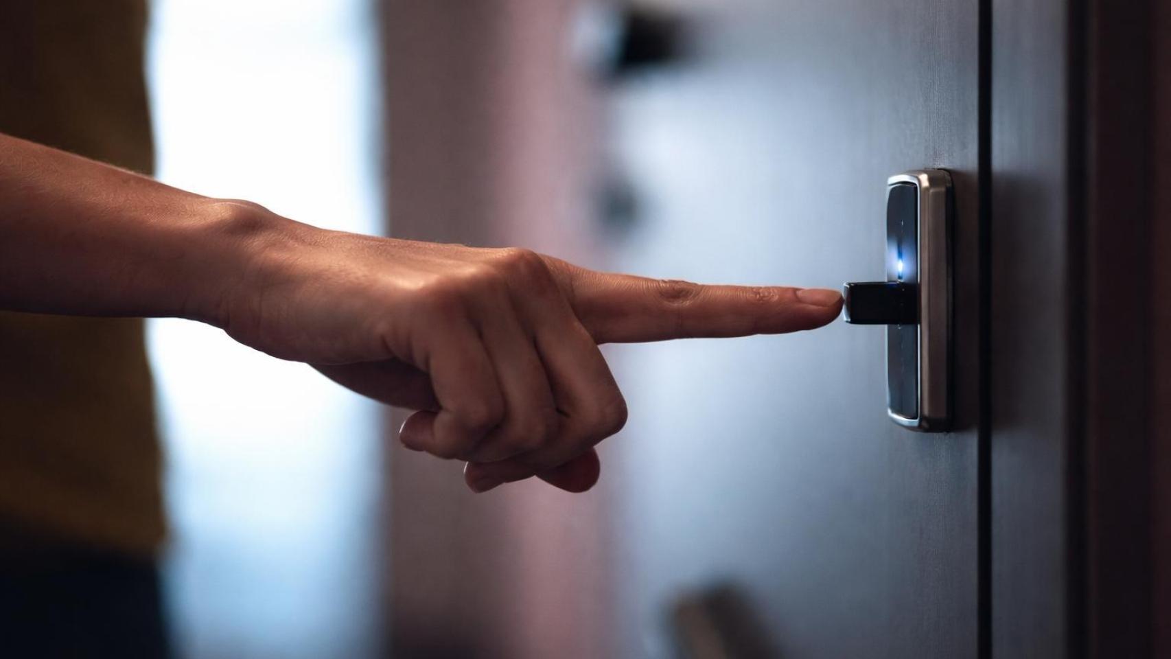 Un vecino llamando al timbre.