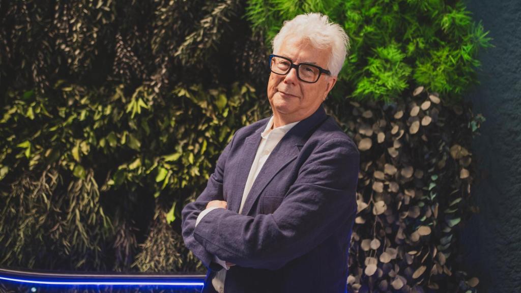 Ken Follet nos atiende para hablar de su último libro y sobre las mujeres de su vida y su obra.