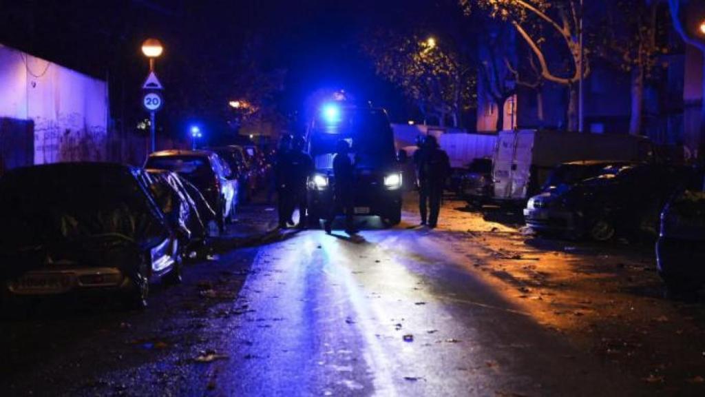 Dispositivo policial en el instituto okupado B9 de Badalona.