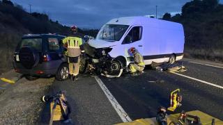Accidente entre el furgón y el turismo en la SO-20