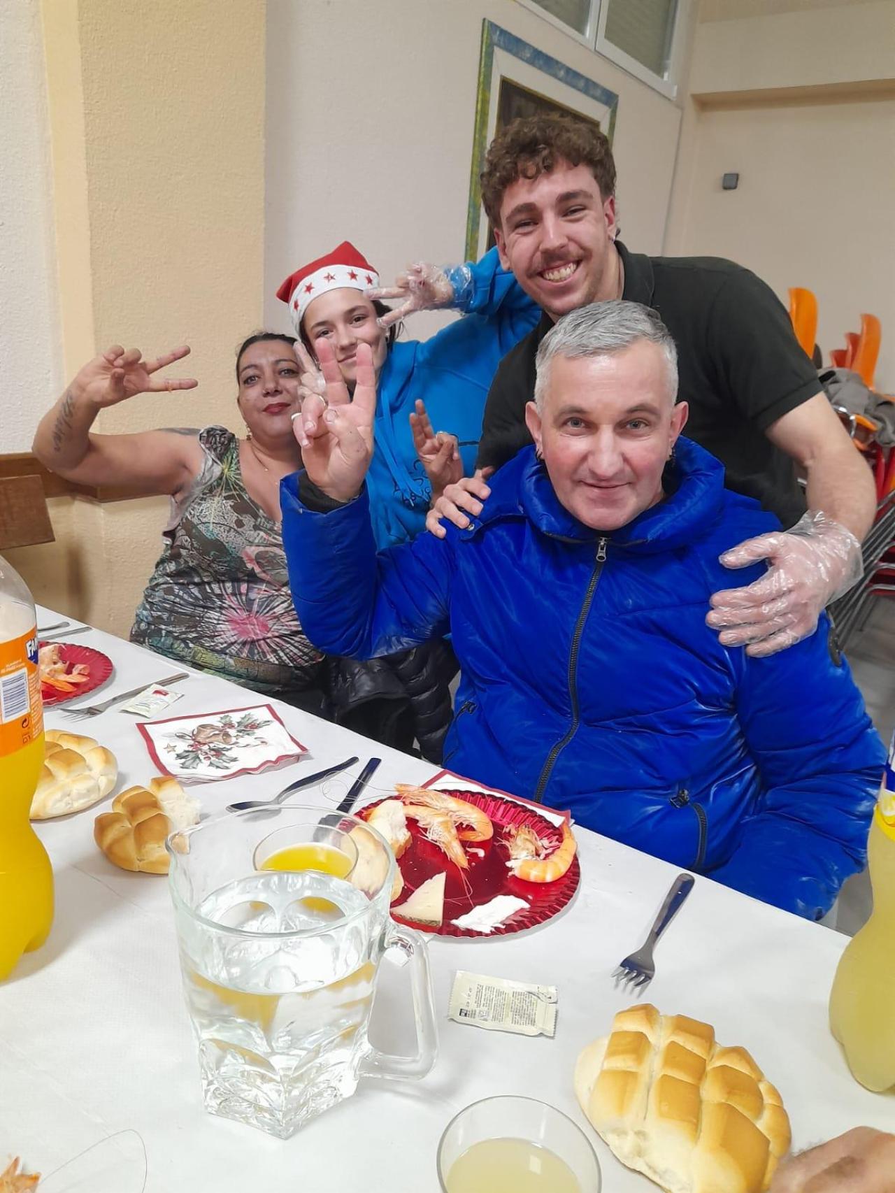 Momentos de alegría durante la cena navideña en La Milagrosa