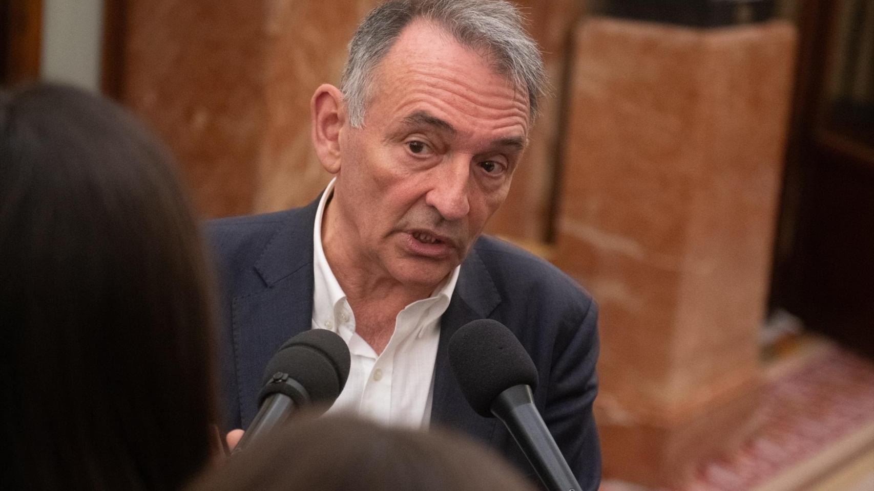 El portavoz adjunto de Sumar en el Congreso y dirigente de IU, Enrique Santiago, el pasado 11 de diciembre antes de un pleno.