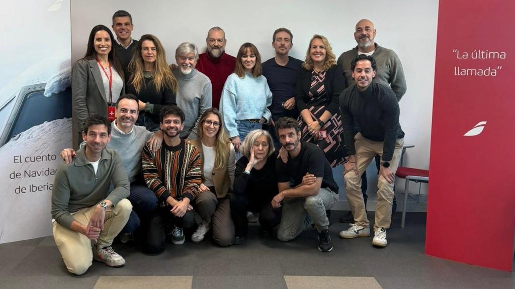 Foto de familia de los actores y empleados de Iberia que protagonizan 'La última llamada'.