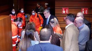 El consejero de Sanidad, Alejandro Vázquez, y los procuradores Pedro Pascual y Francisco Igea atienden a la procuradora socialista Isabel Gonzalo tras sentirse indispuesta en el pleno de las Cortes de este miércoles