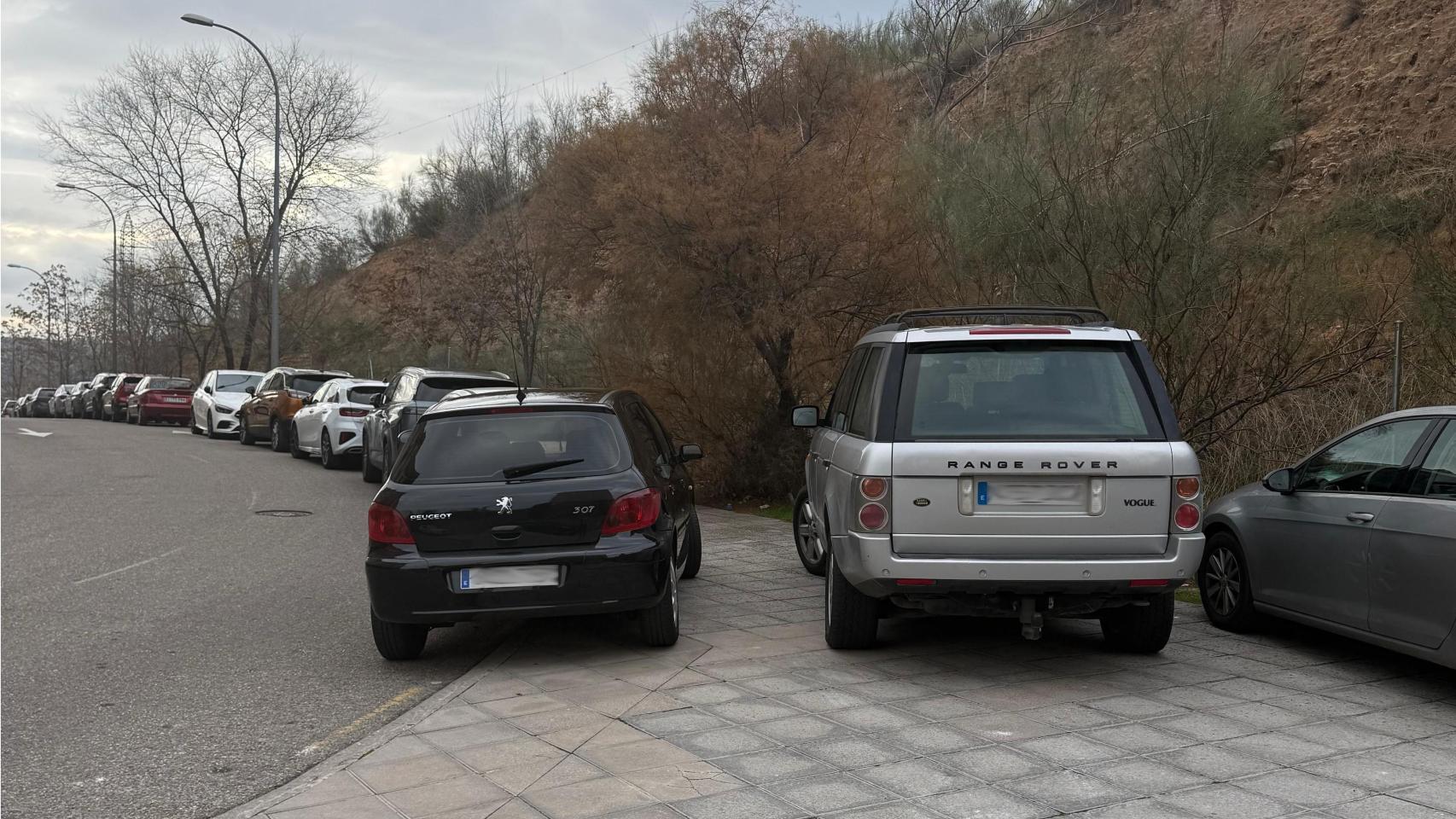 Imagen difundida por el PSOE de coches mal aparcados tomada el domingo en la calle de los Concilios por la comida del PP de Toledo.