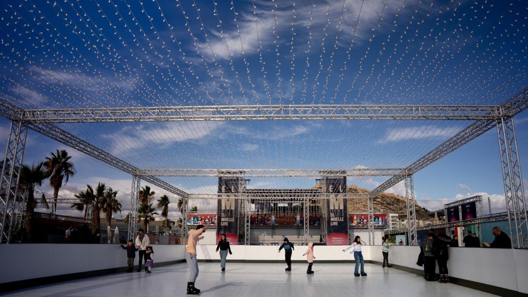 Pista de hielo pueblo de la Navidad en Alicante
