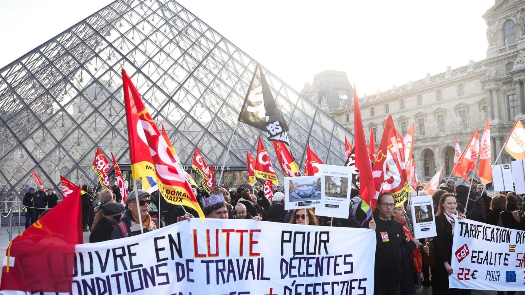 Trabajadores del Louvre pertenecientes a diversos sindicatos manifestándose a las puertas del museo. Foto: EFE/Teresa Suárez.