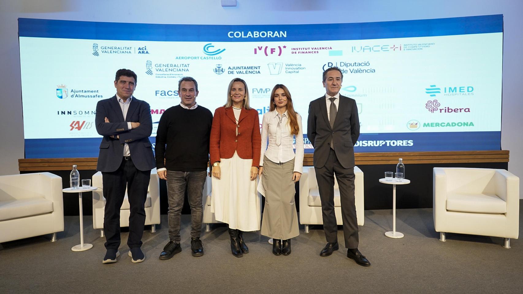 Representantes políticos y empresariales antes de abordar la mesa 'El atractivo de Valencia' en la primera jornada de esta cuarta edición del foro.