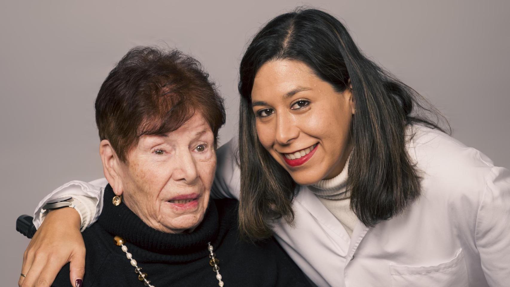 La doctora Erika Torres, jefa del servcio de Neurología de Quirónsalud Torrevieja y una paciente de AFA