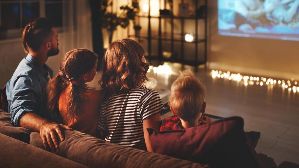 Una familia viendo una película