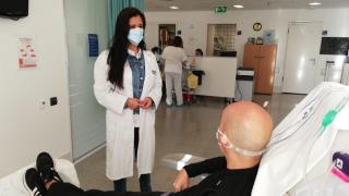 Un médico atiende a un paciente en el Hospital Universitario de Canarias.