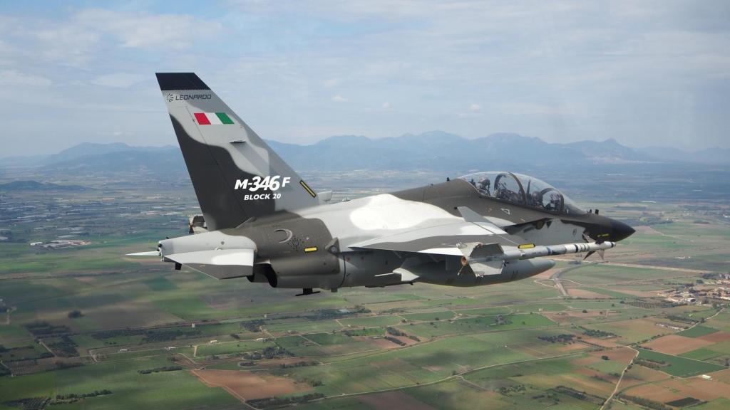 Avión entrenador M-346