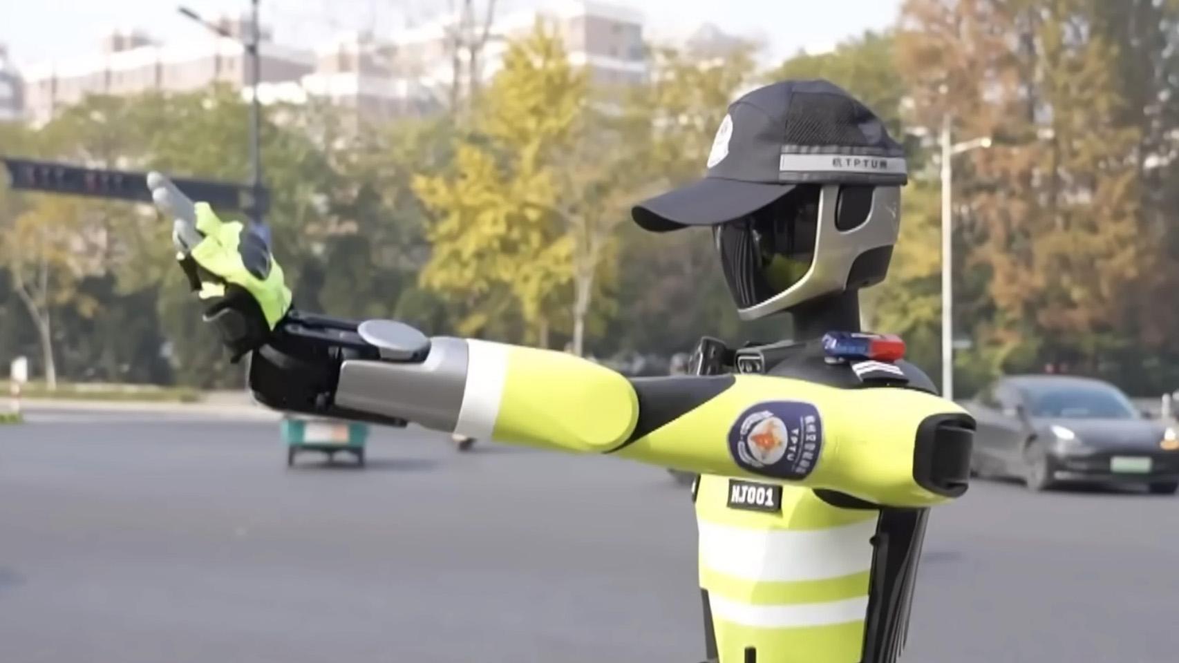 Policía controlando el tráfico.