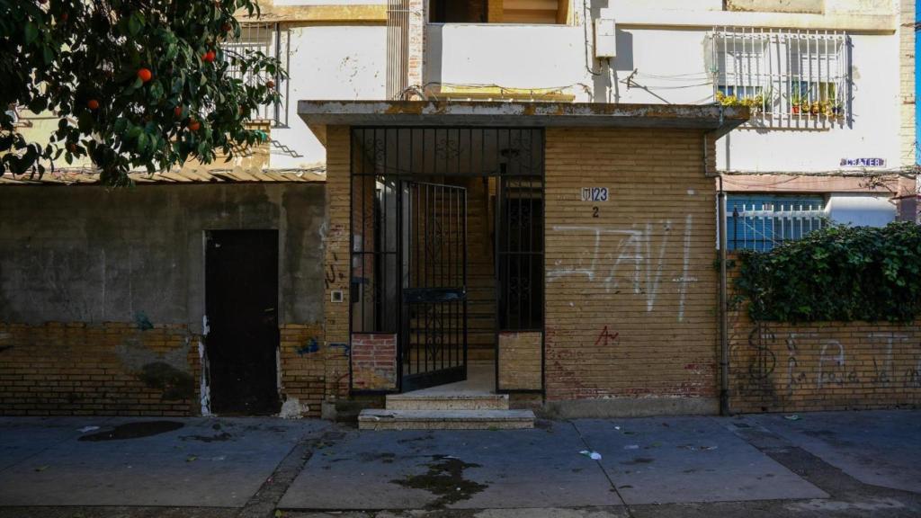 Portal donde ha aparecido el bebé recién nacido, en la barriada Madre de Dios