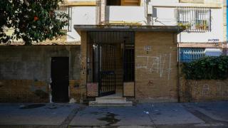 Portal donde ha aparecido el bebé recién nacido, en la barriada Madre de Dios